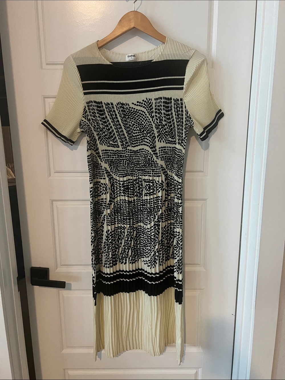 Cream & Black Short-Sleeve Ribbed Midi Dress